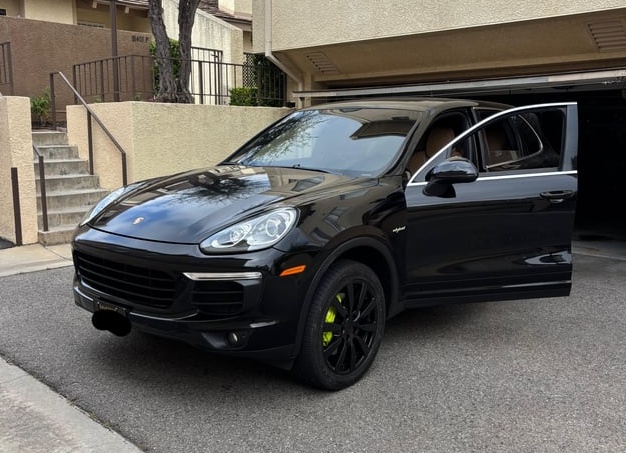 Porsche Cayenne, 2024 года выпуск, был привезён из Чехии в Москву по заказу клиента.